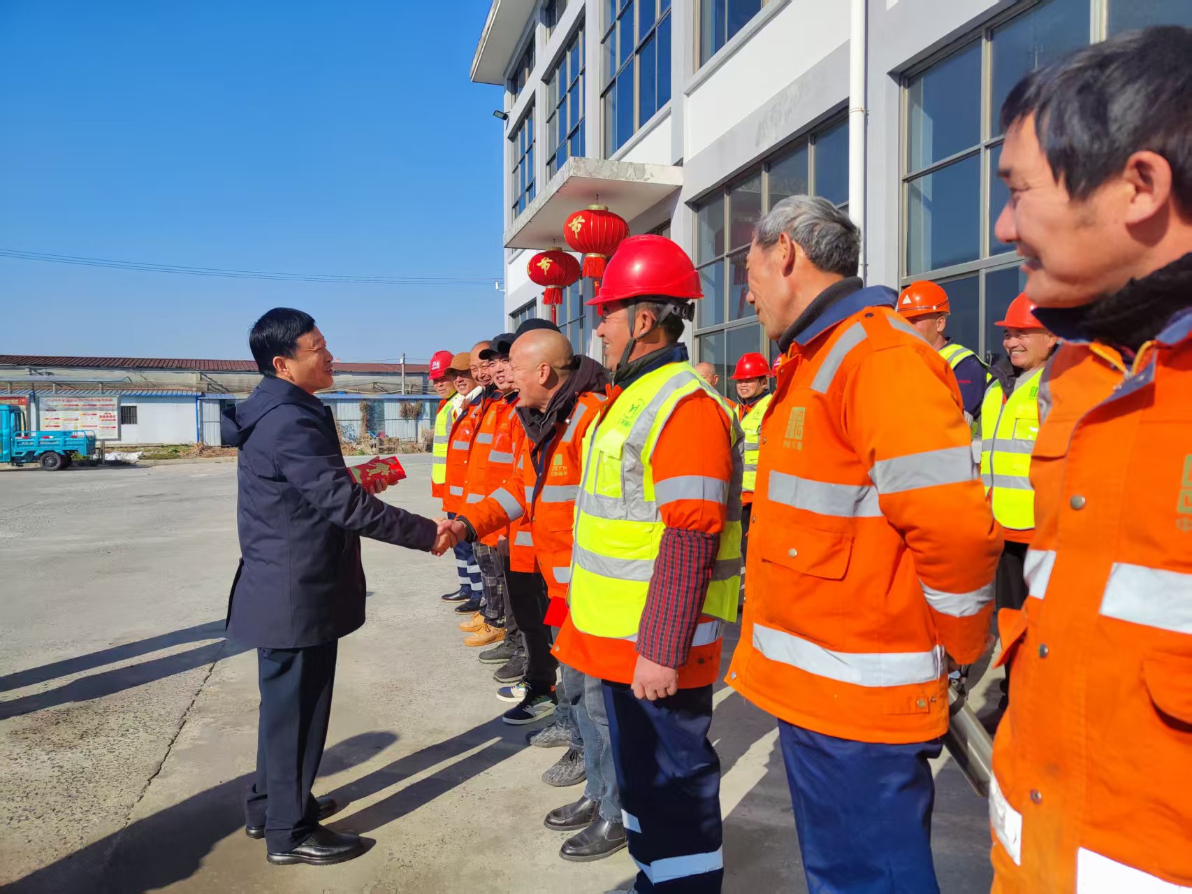 总经理杨建银带领总经办走访慰问一线环卫工人